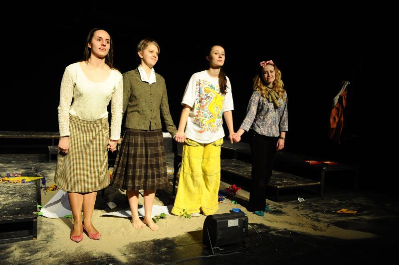 A Lenszirom Színház 2012. április 1-jén mutatta be a nyíregyházi Móricz Zsigmond Színházban az Anyám azt mondta, hogy ne! című darabot